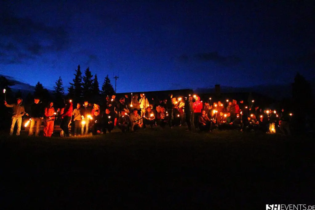 httenevent-aktivitten-sommer-fackelwanderung-7 Sommerfest Ideen Fackelwanderung