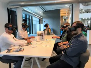 Männer mit virtual Reality Brillen
