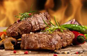 Steak gewürzt mit Rosmarin, Salz und Pfeffer